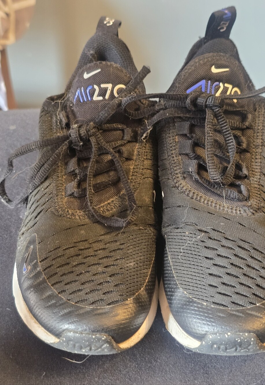 Nike Kids Black and White Air 270 Sneakers. Size 4
